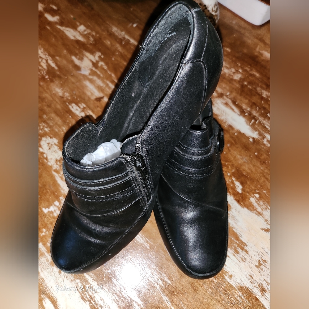Clarks Woman’s Casual Size 8